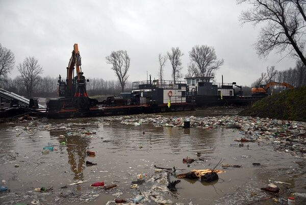 Тонны мусора из Украины приплыли в Венгрию
