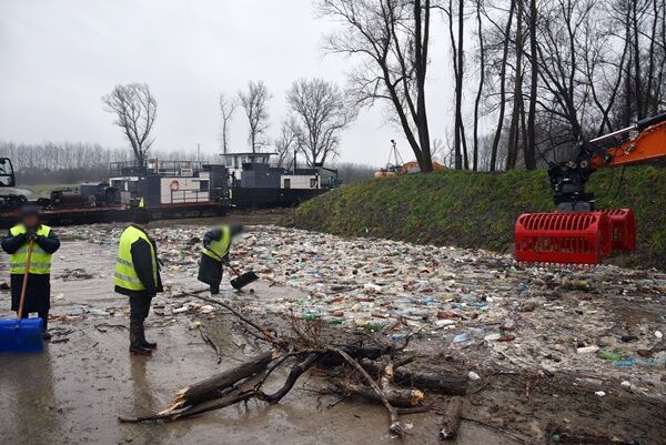 Тонни сміття з України припливли до Угорщини