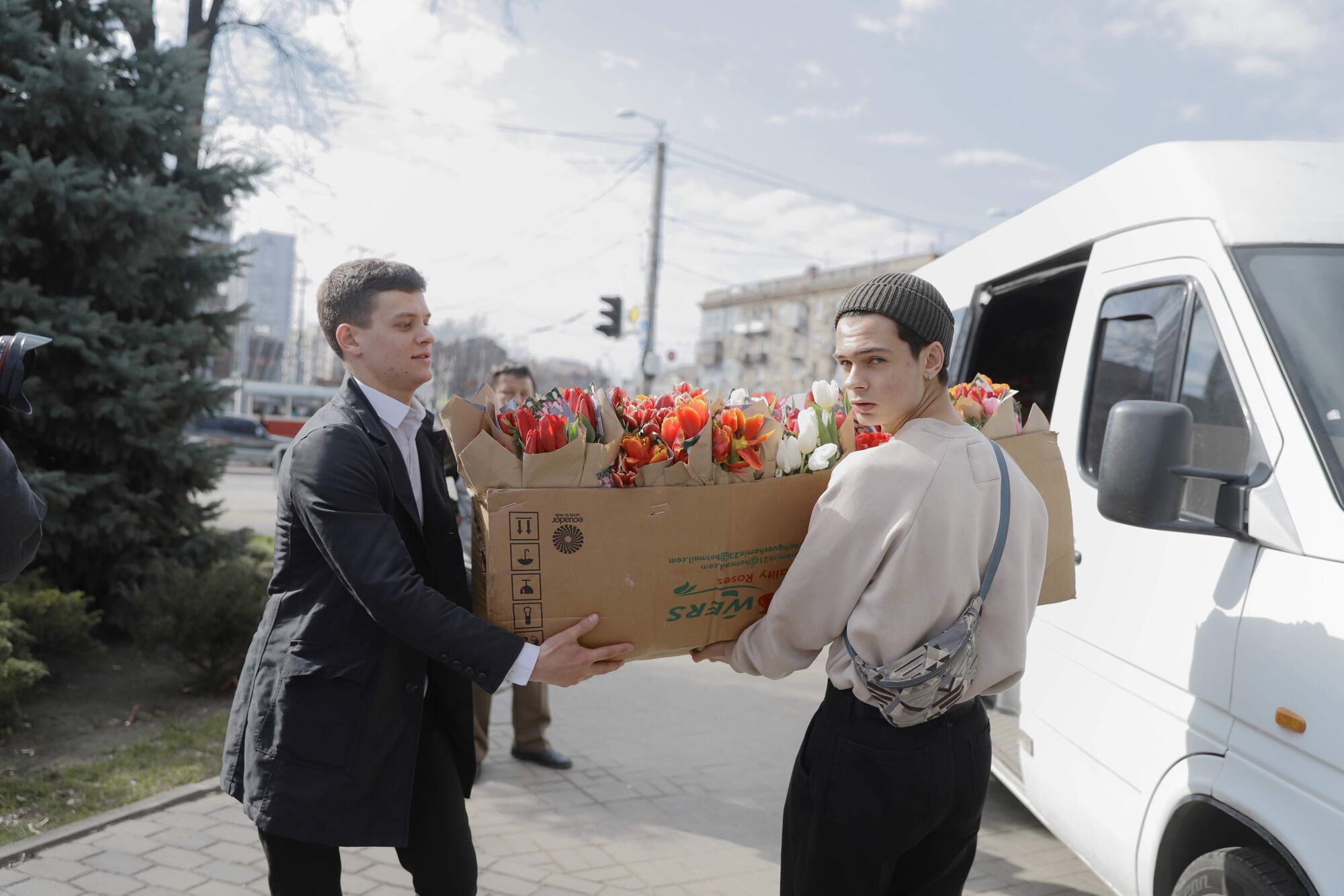 На вулицях Дніпра дарували квіти