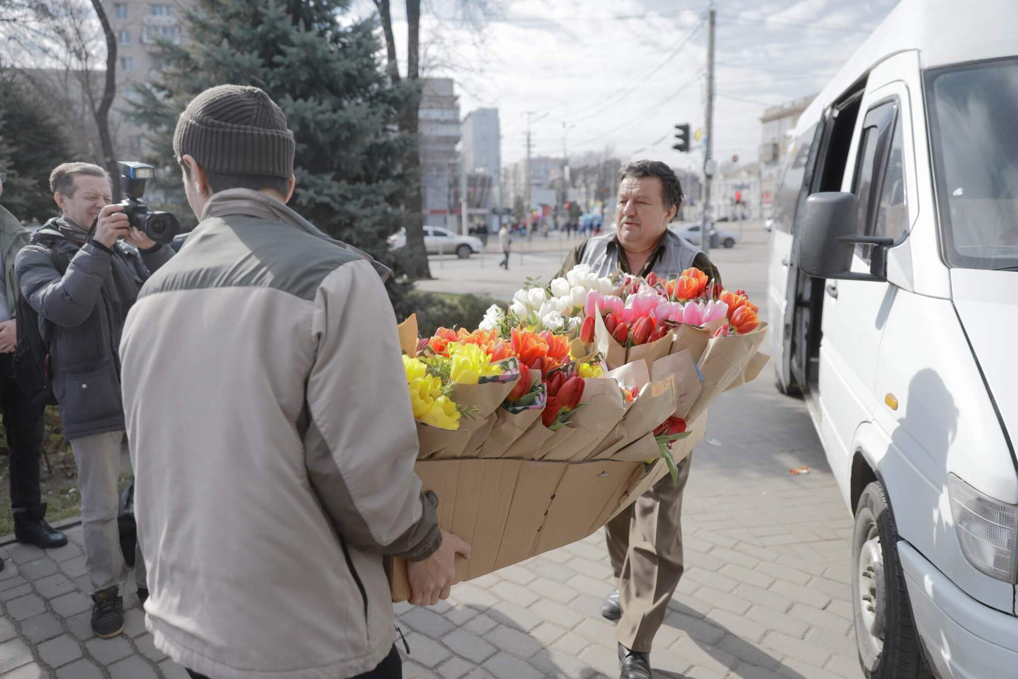 На улицах Днепра дарили цветы