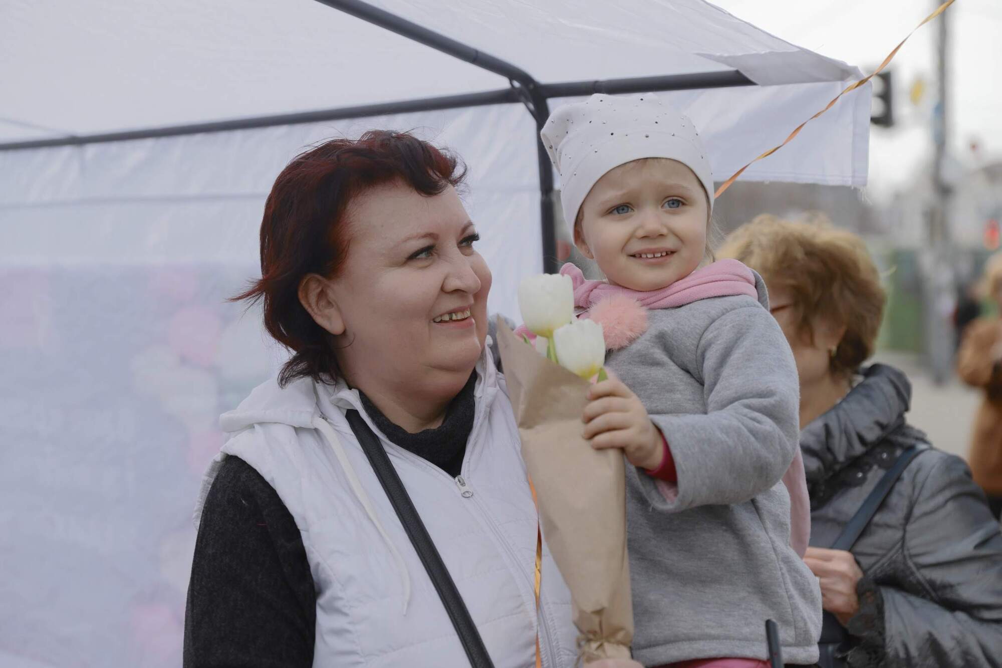 На улицах Днепра дарили цветы