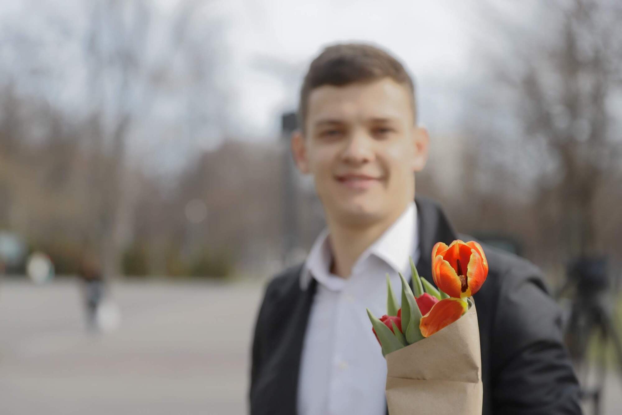 На вулицях Дніпра дарували квіти