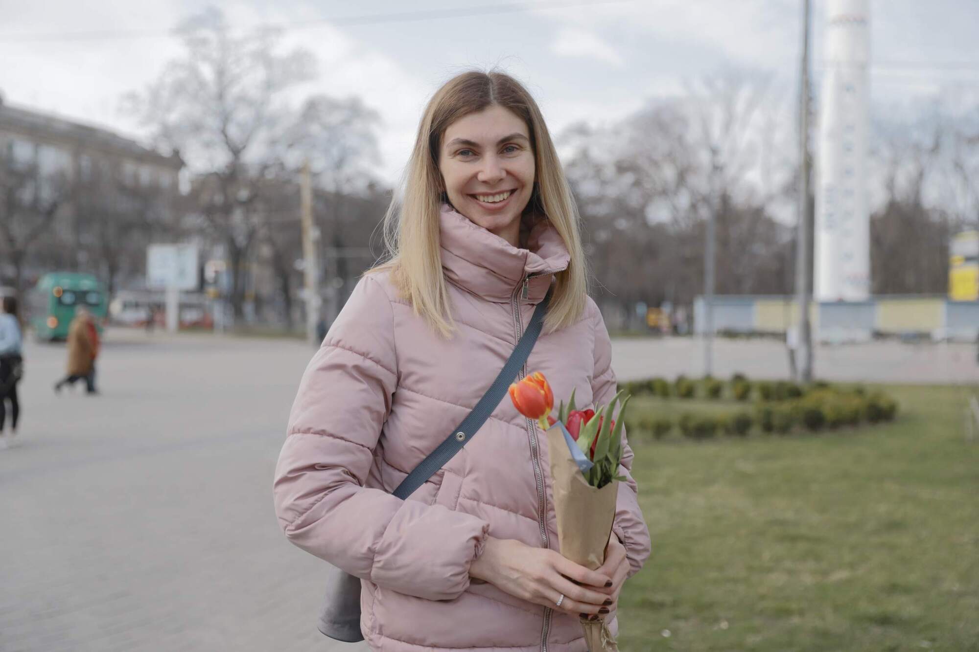 На улицах Днепра дарили цветы