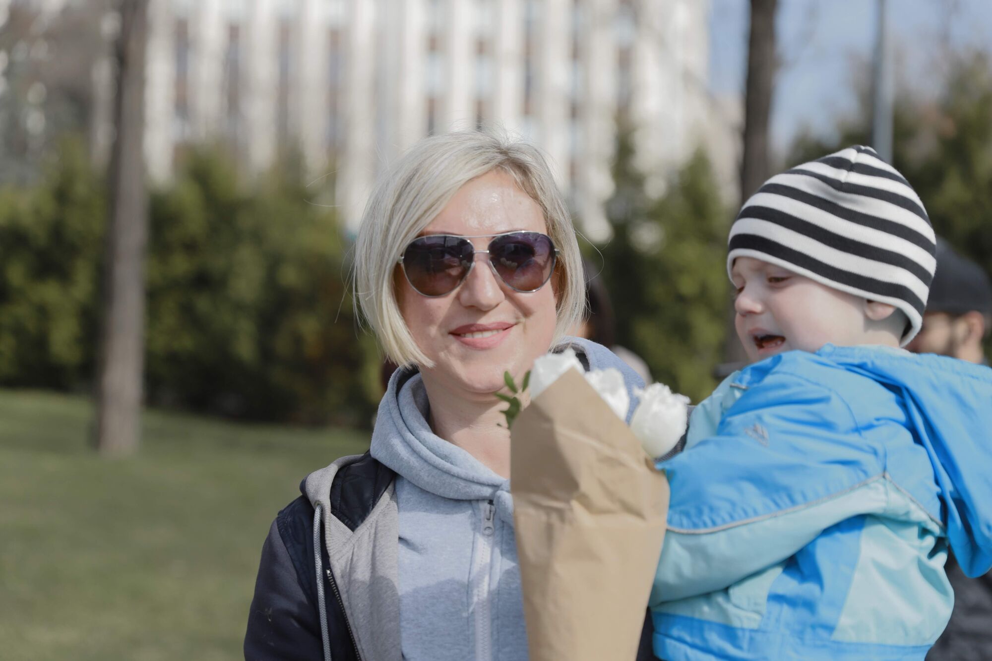 На улицах Днепра дарили цветы