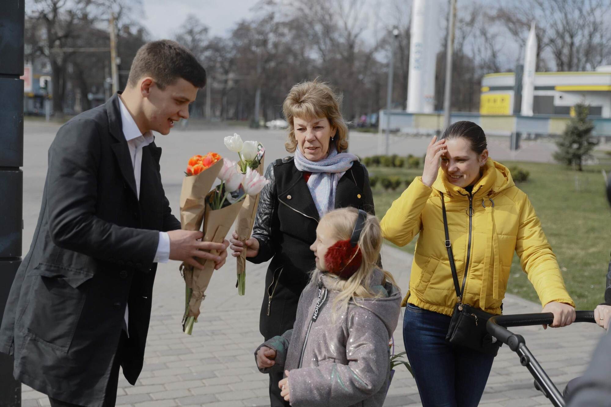 На улицах Днепра дарили цветы