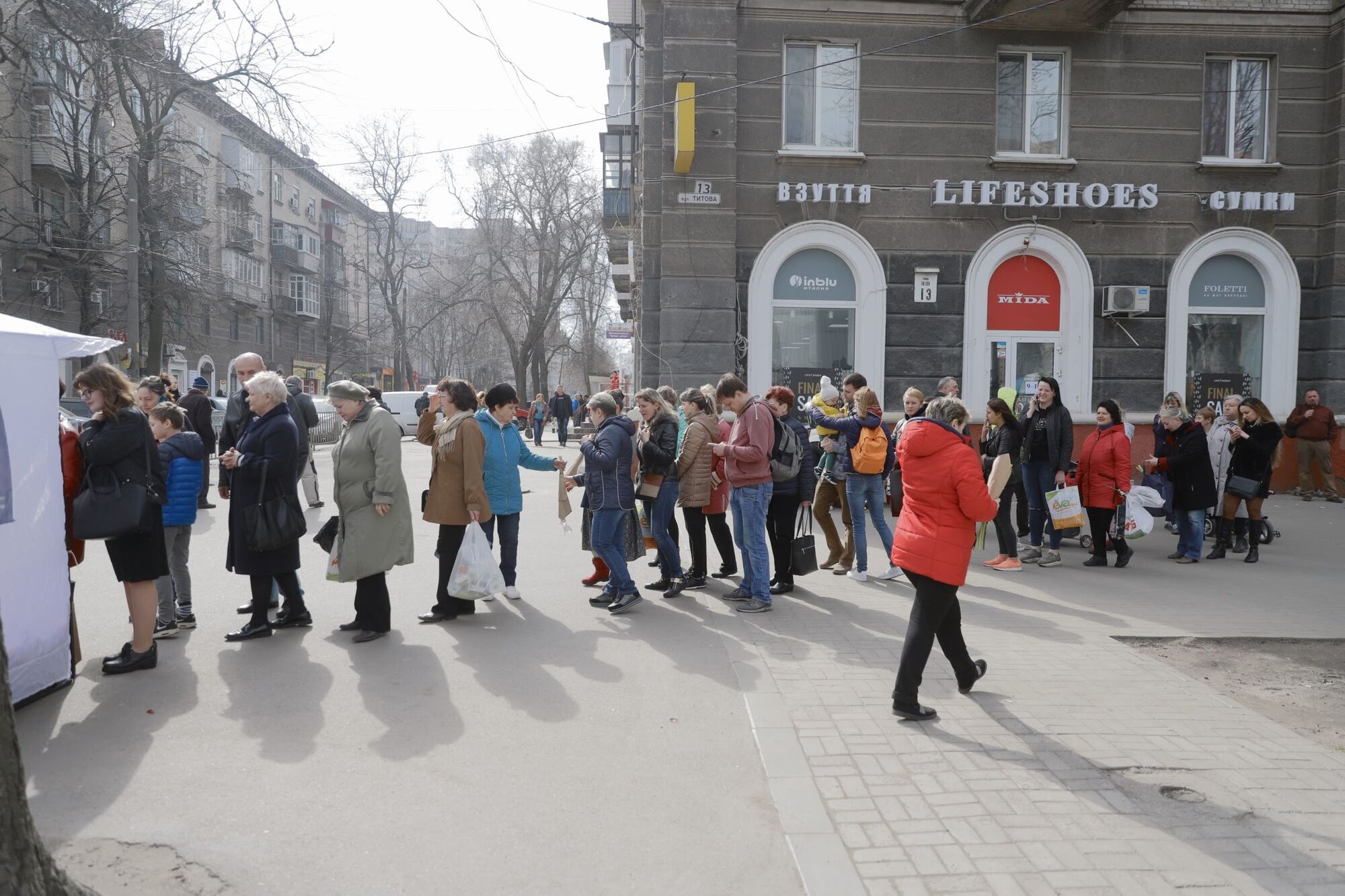 На вулицях Дніпра дарували квіти