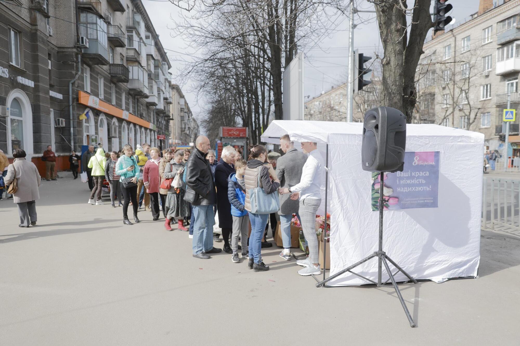 На вулицях Дніпра дарували квіти