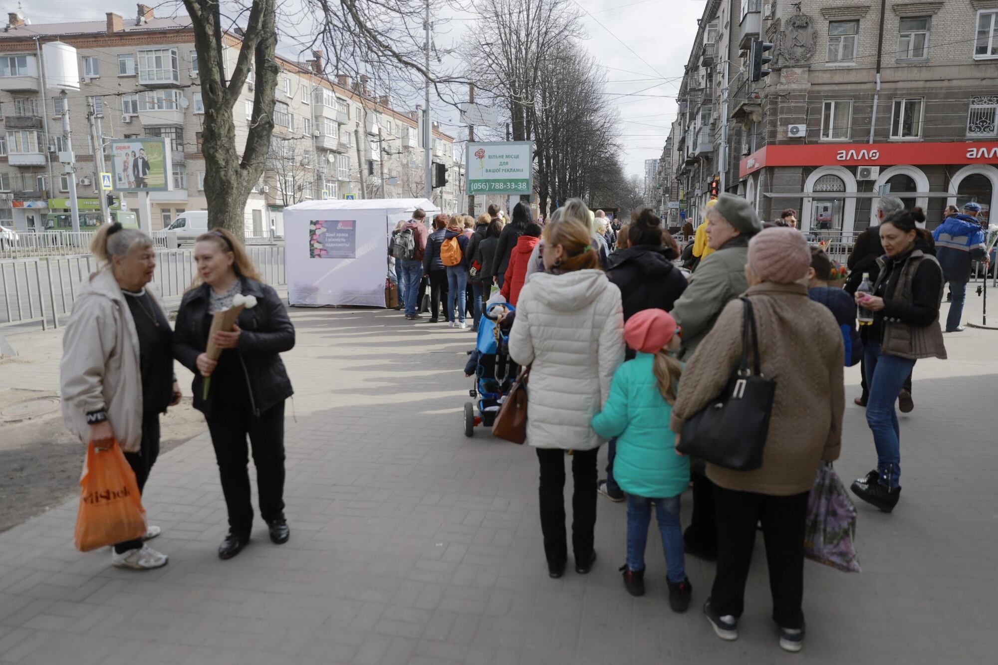 На улицах Днепра дарили цветы