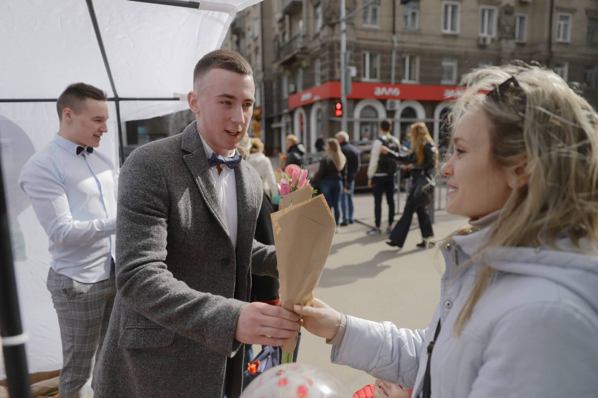 На улицах Днепра дарили цветы
