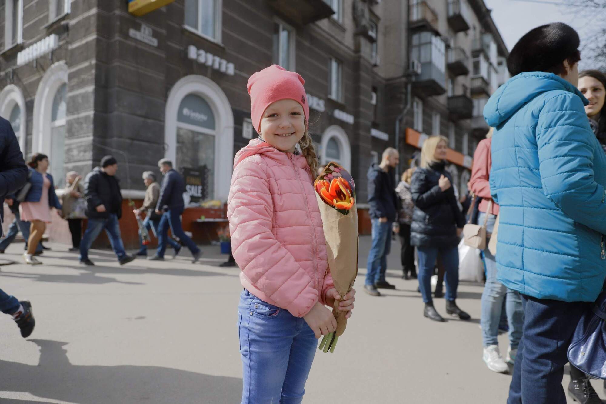 На вулицях Дніпра дарували квіти