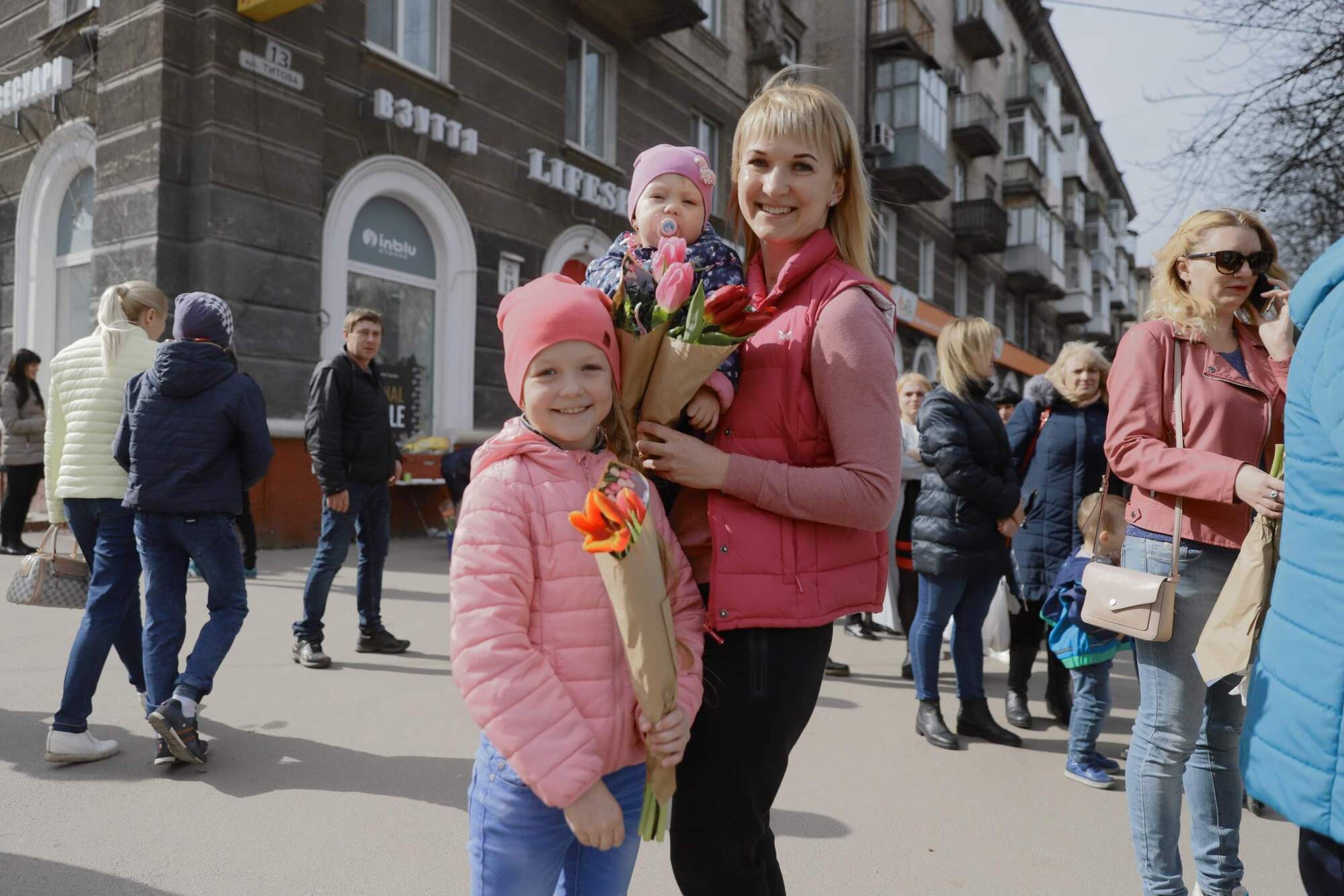 На вулицях Дніпра дарували квіти