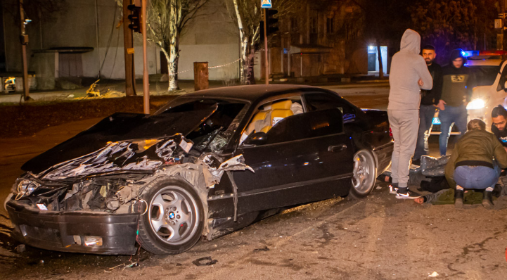 У Дніпрі автомобіль на повному ходу врізався в швидку допомогу. Відео