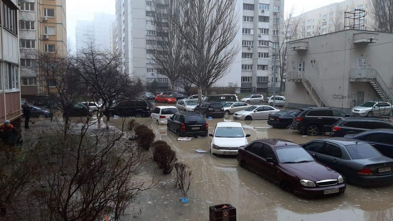 В Киеве затопило двор
