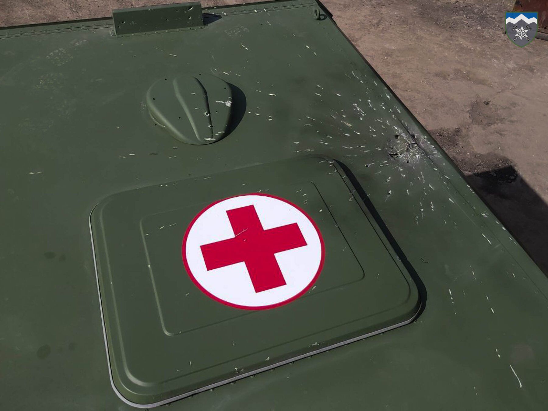 Террористы сбросили две гранаты на украинский санитарный автомобиль