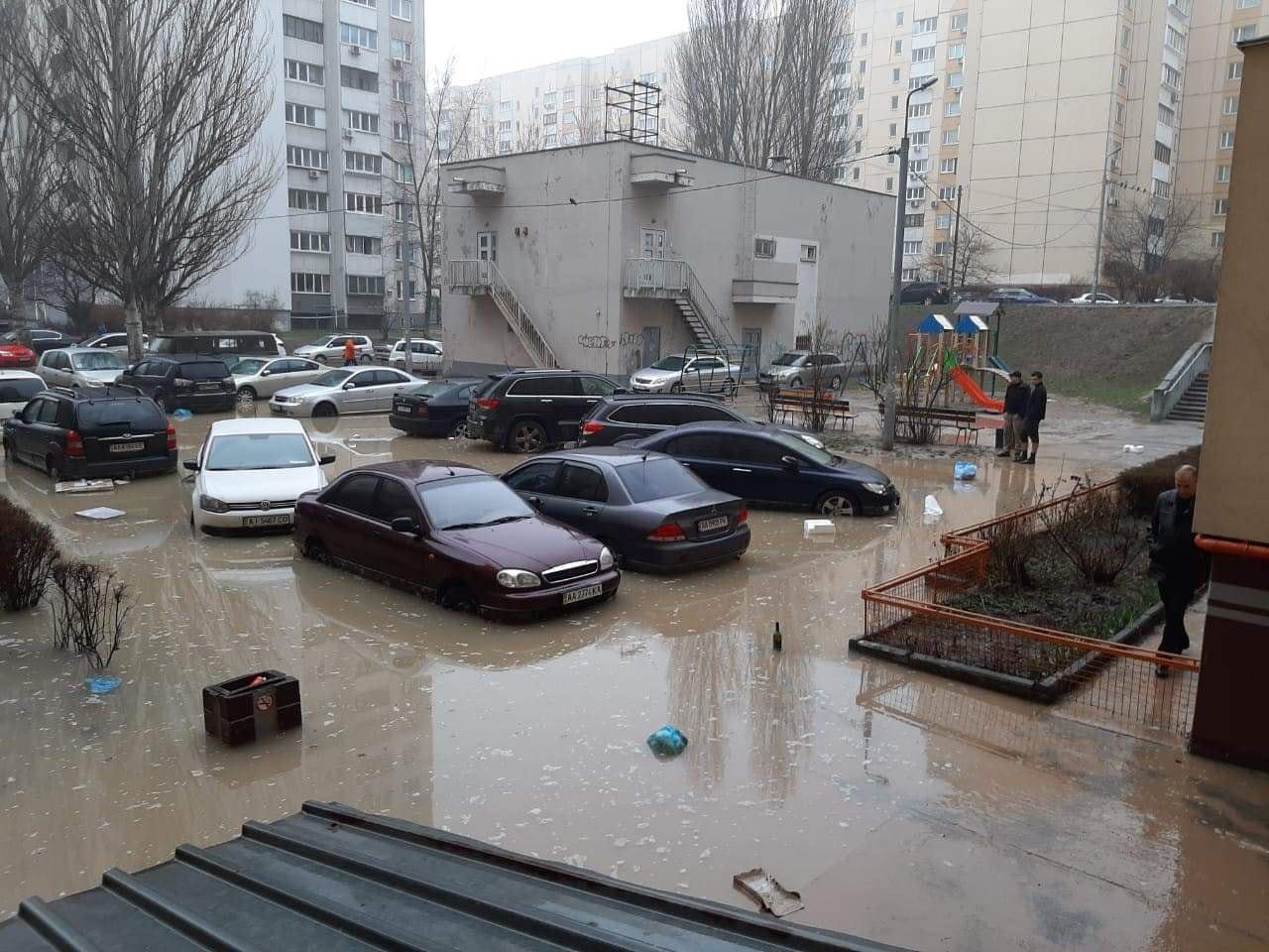 У Києві затопило двір