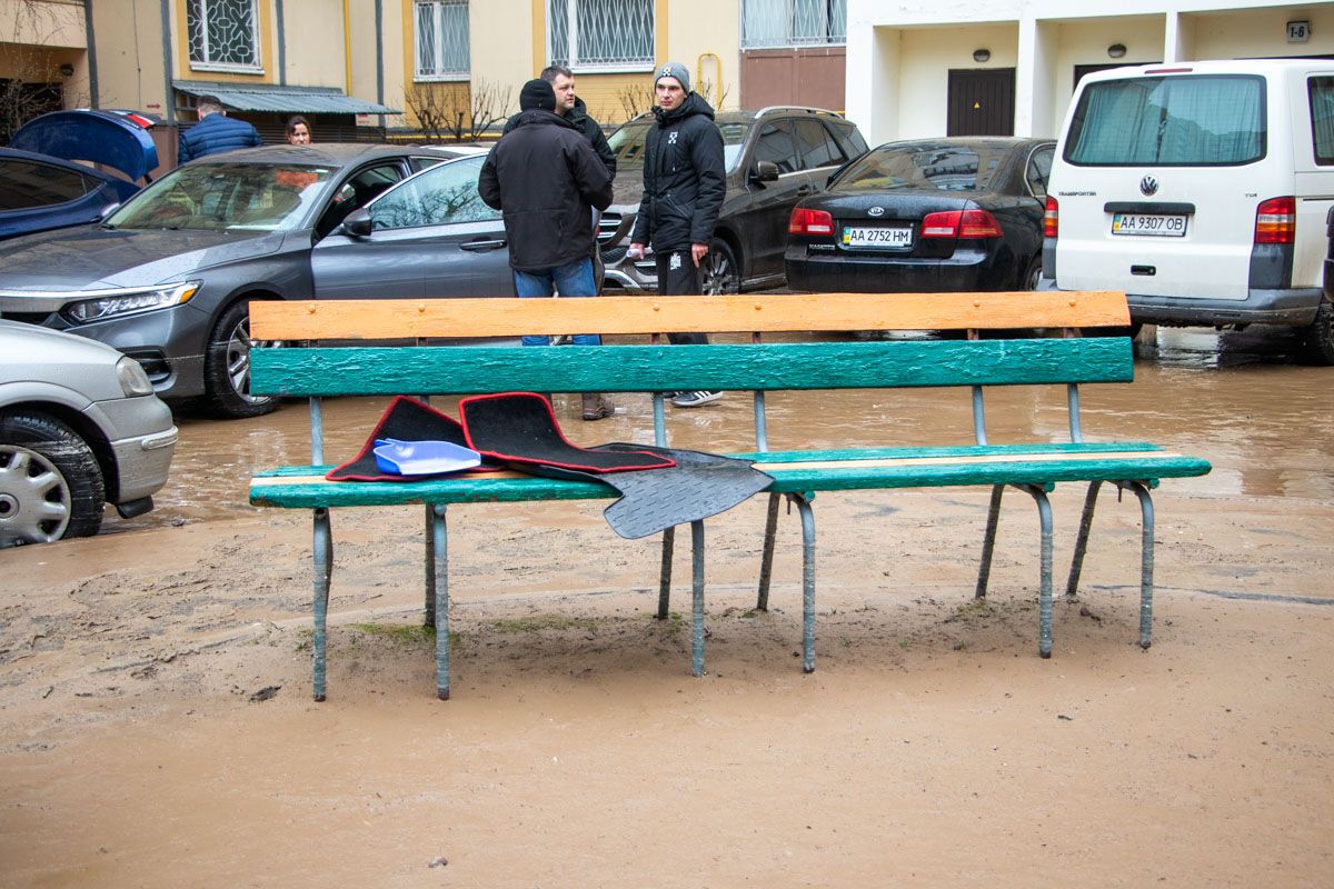 В Киеве прорвало трубу и провалился асфальт