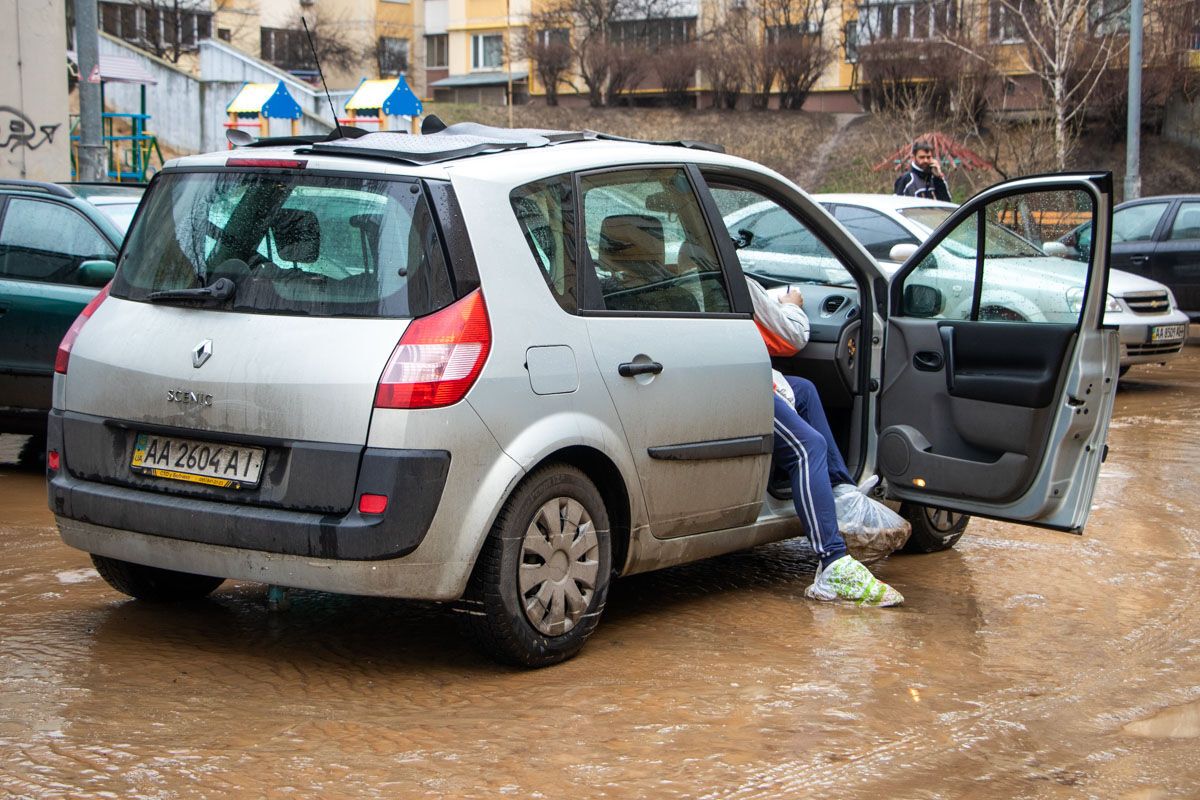 У Києві прорвало трубу і провалився асфальт