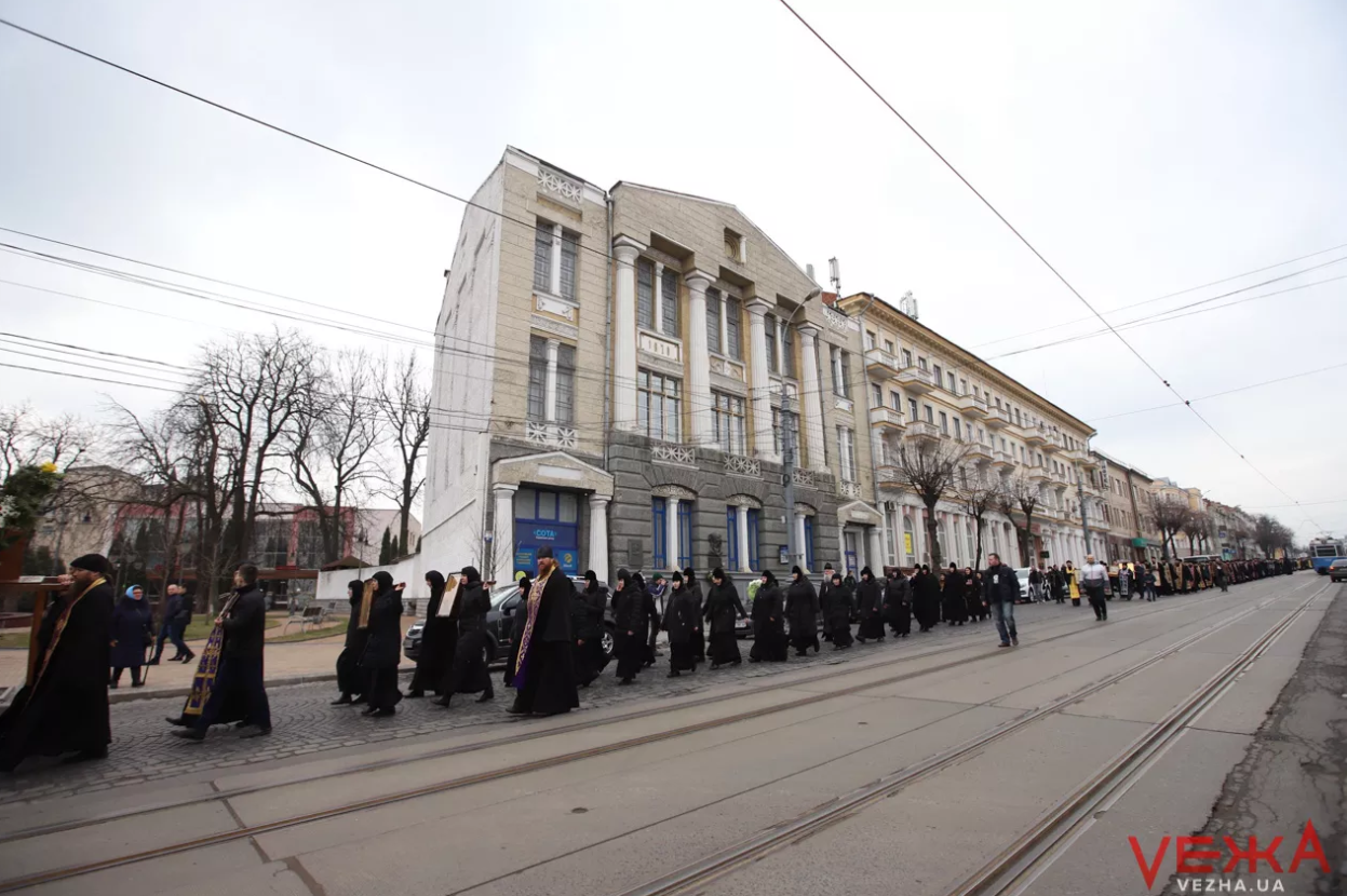 УПЦ МП устроила кресный ход против коронавируса