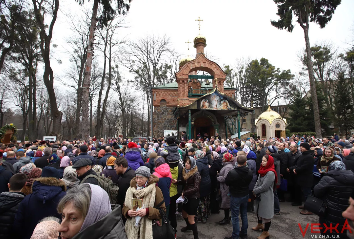 УПЦ МП устроила кресный ход против коронавируса