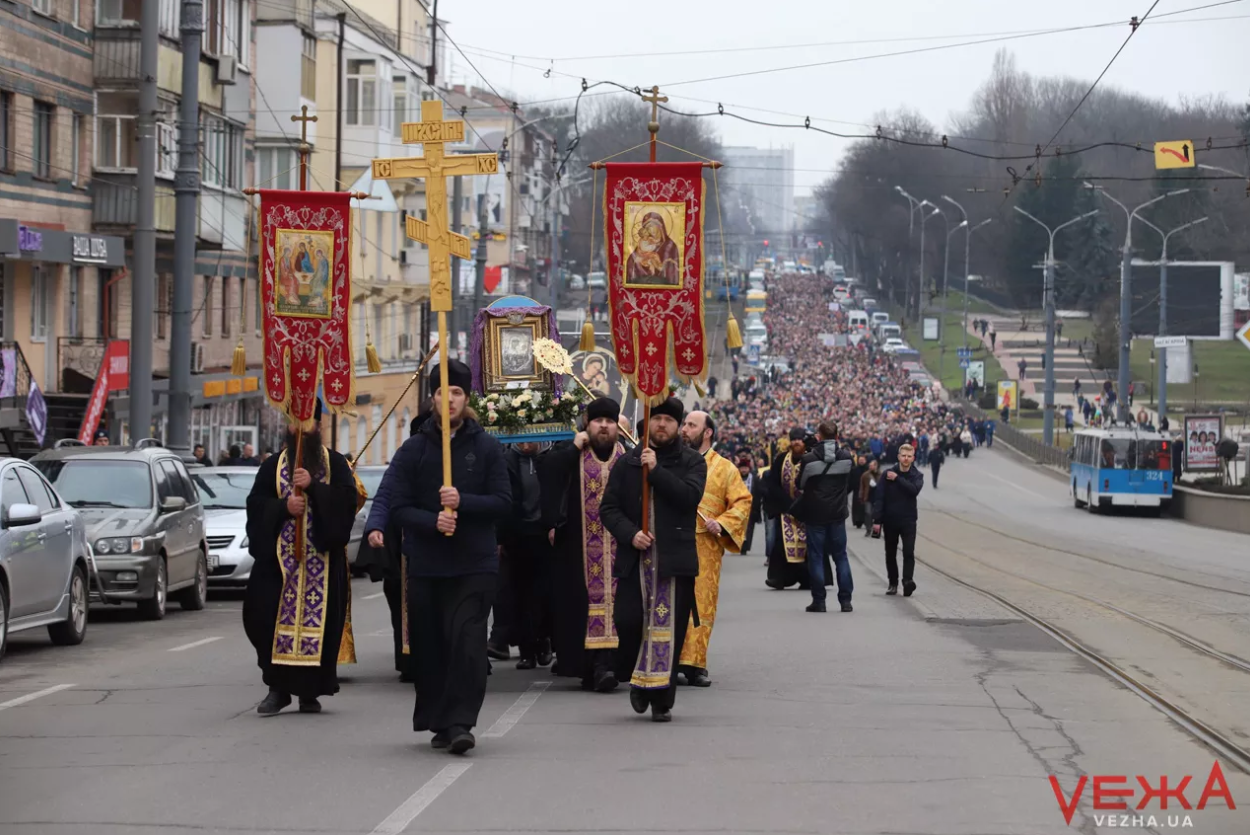 УПЦ МП устроила кресный ход против коронавируса