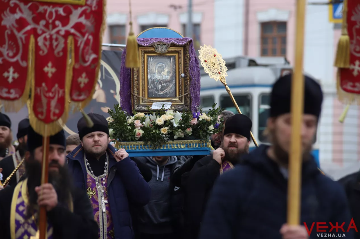 УПЦ МП устроила кресный ход против коронавируса