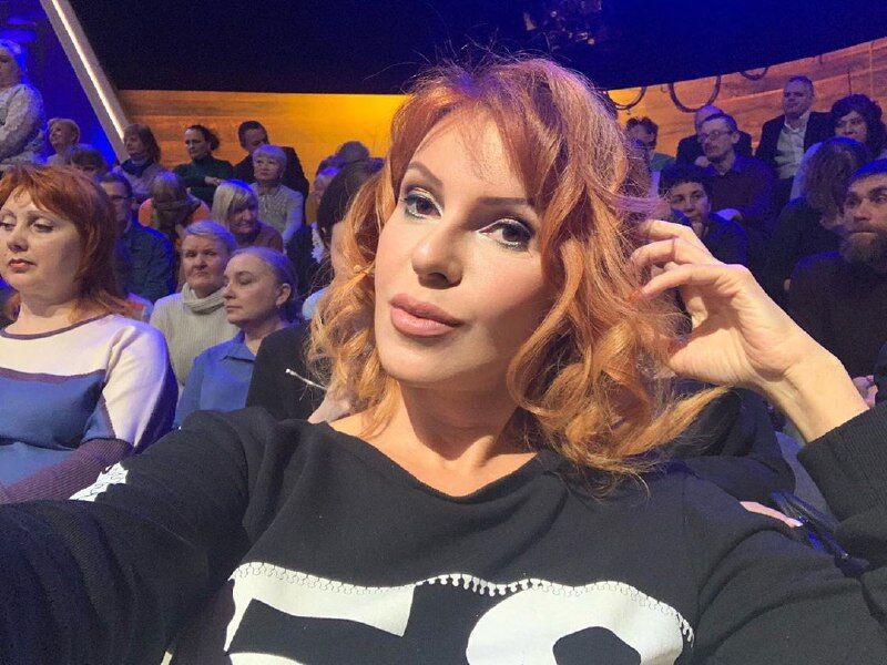 53-летняя звезда из РФ полностью оголила грудь и возмутила сеть