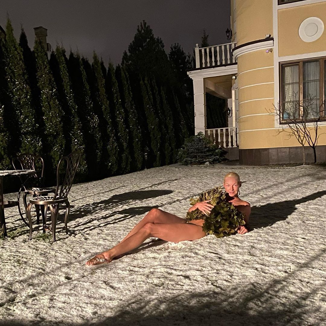 Волочкова роздяглася на вулиці в снігопад. Фото