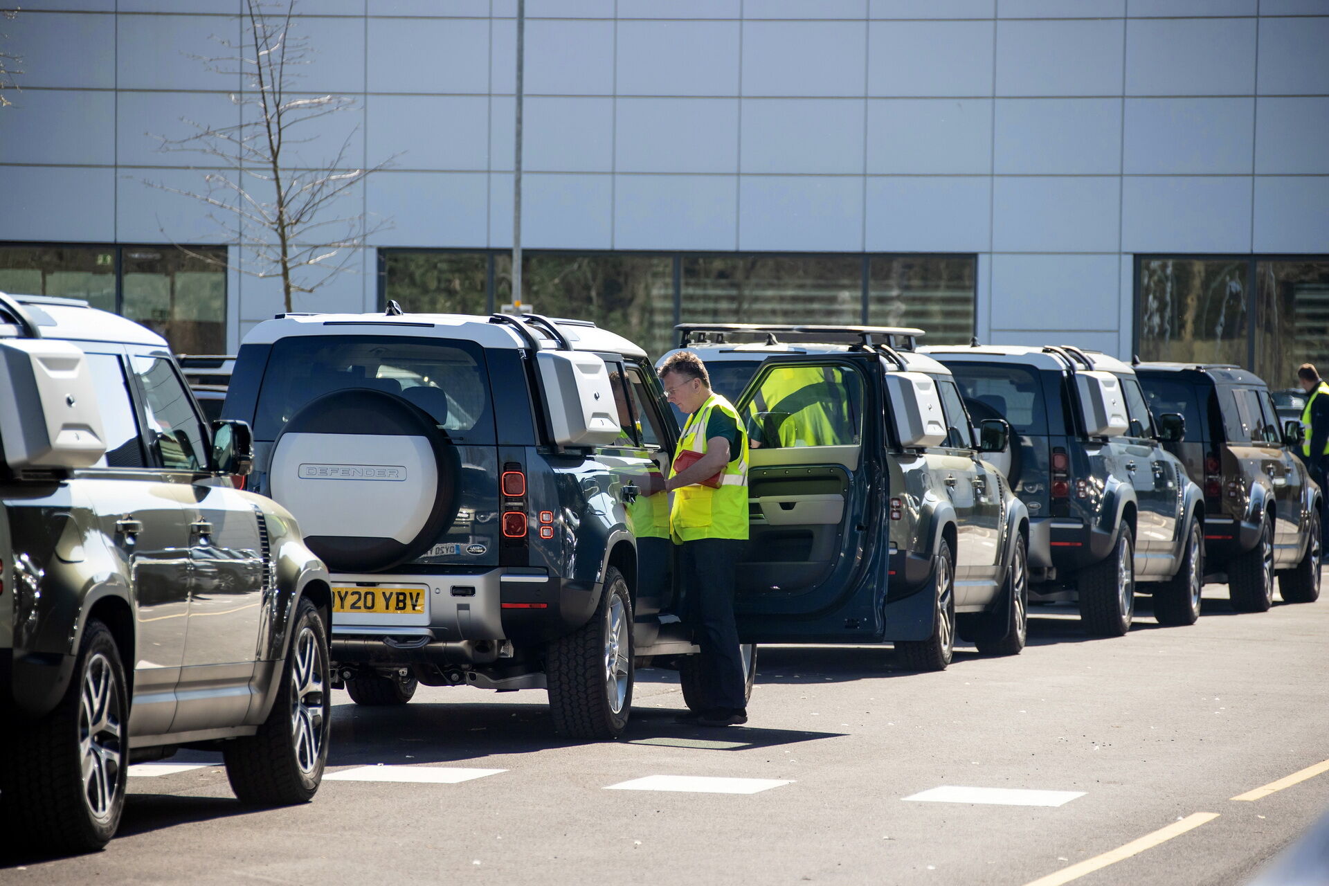 Автомобілі Jaguar, Land Rover і Range Rover вирушили протистояти COVID-19