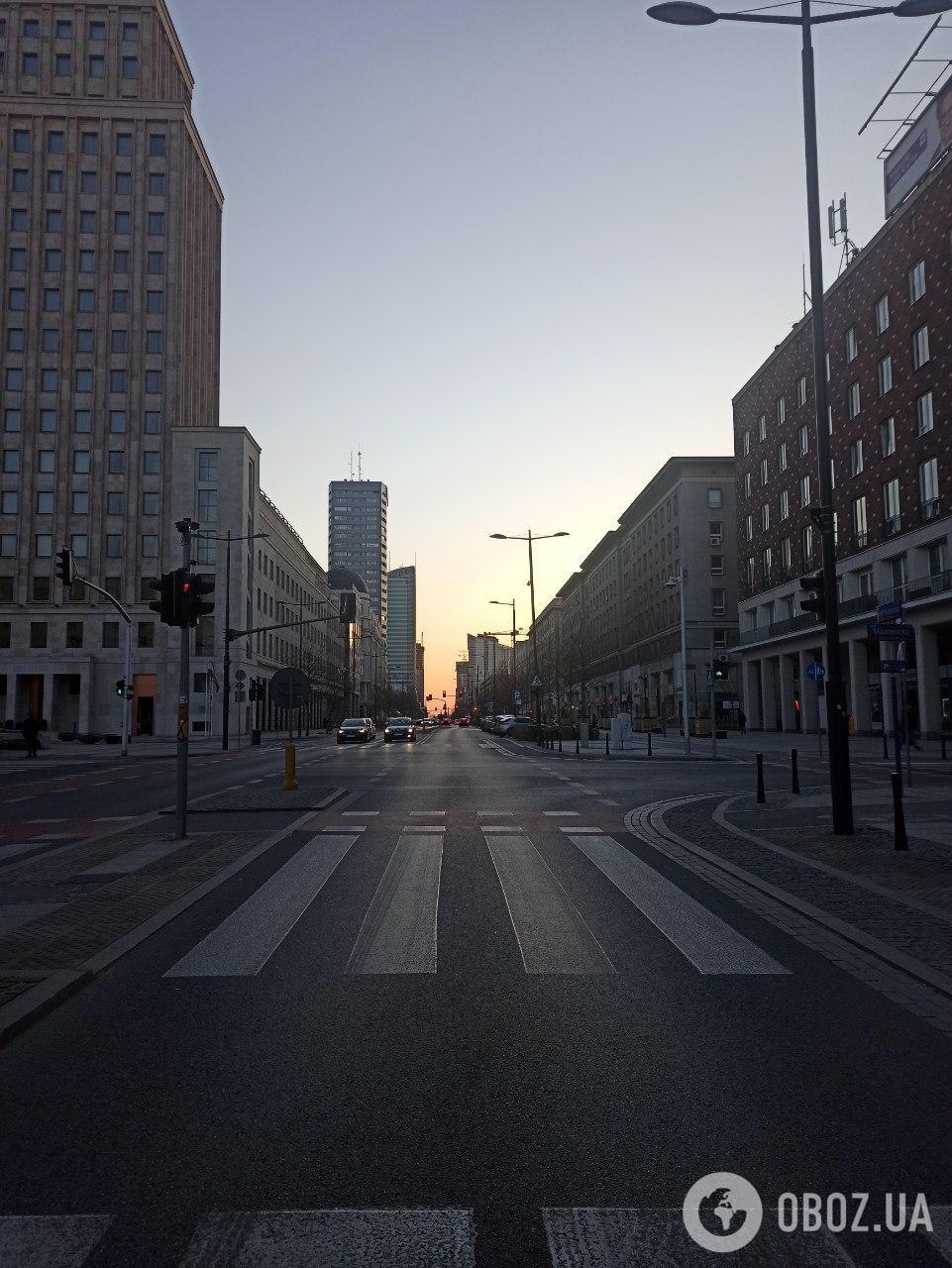 Всегда многолюдная улица в Варшаве сегодня выглядит так
