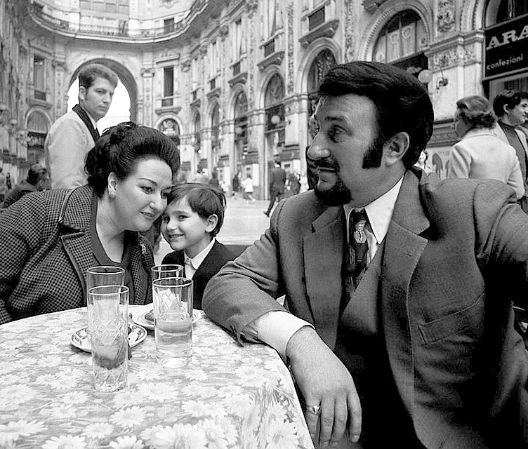 Монсеррат Кабальє з чоловіком і сином в Мілані, 1971 рік