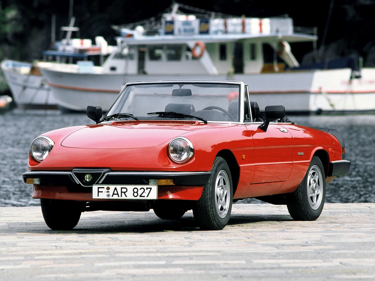 Alfa Romeo Spider (1986 – 90) з кузовом Pininfarina