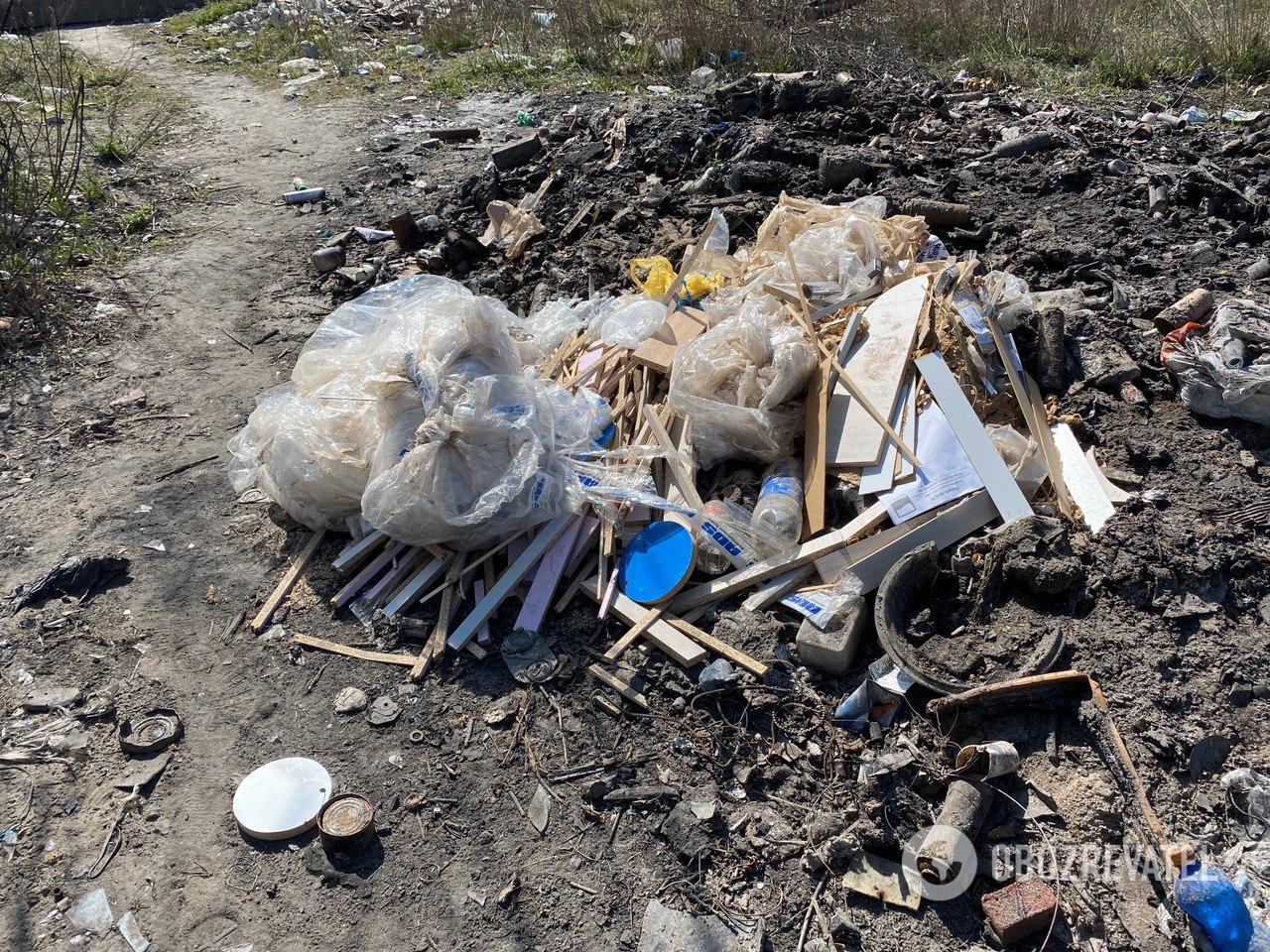 На Позняках бездомные организовали незаконную свалку