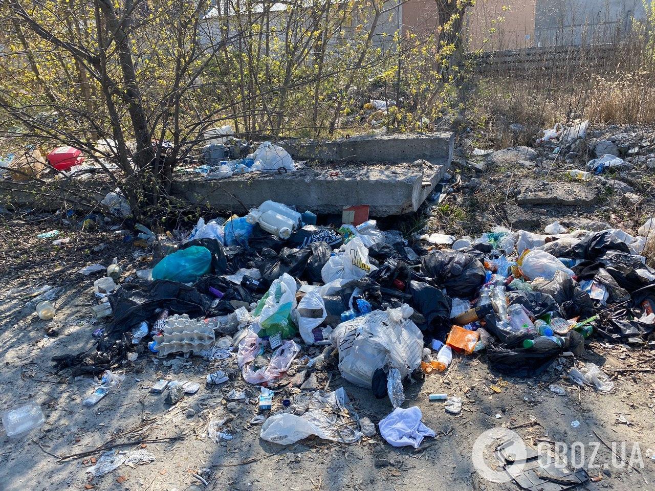 У Києві з'явилося справжнє "місто" безхатченків із бруду і сміття: люди б'ють на сполох