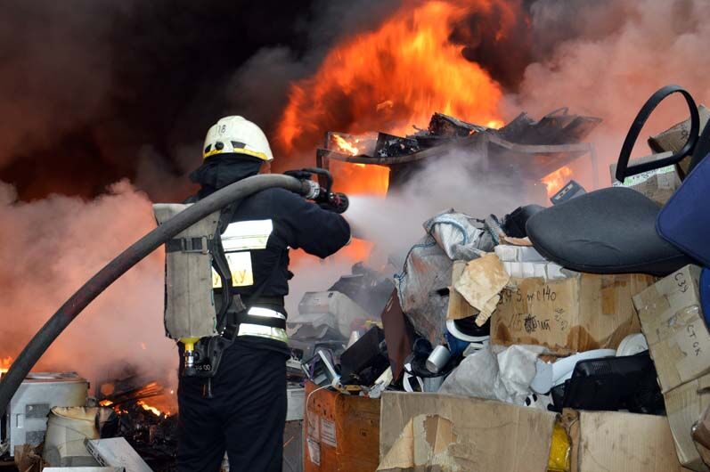 В Днепре более 5 часов тушили масштабный пожар на металлобазе. Фото и видео