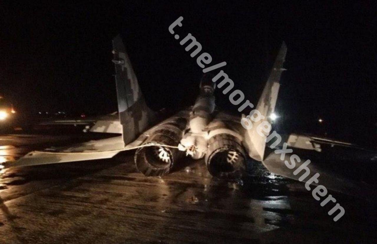 У Мелітополі здійснив аварійну посадку винищувач МіГ-29. Фото з місця НП