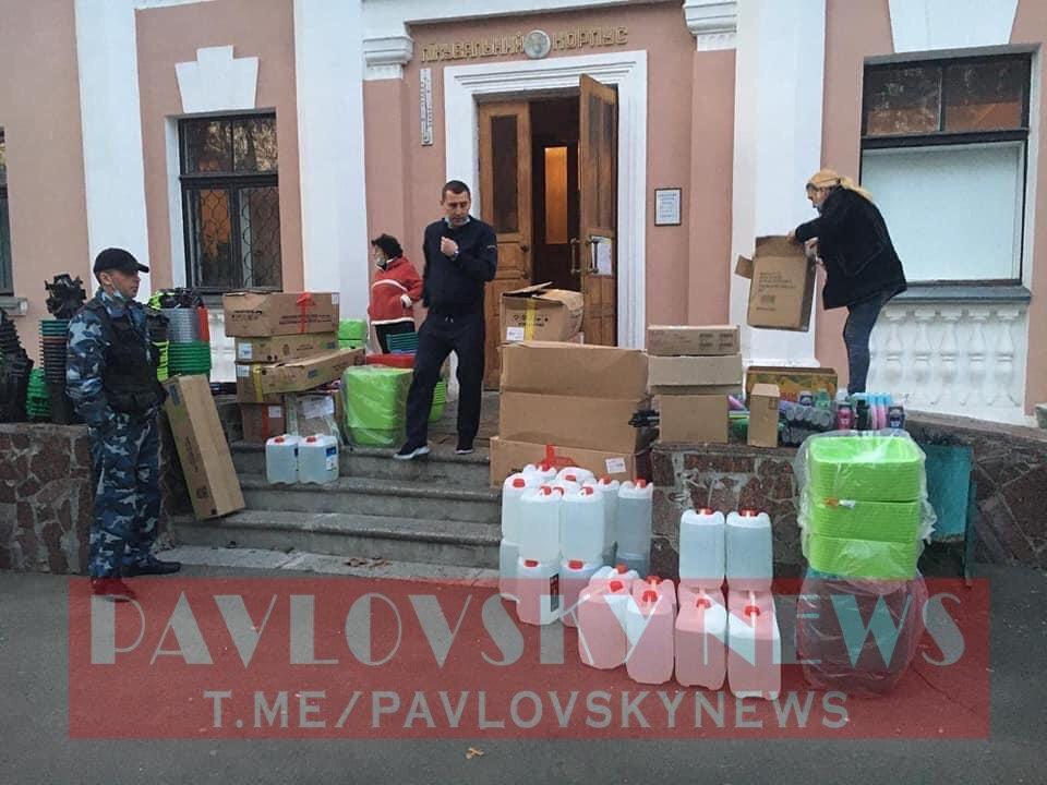 "Холод собачий, вода по 40 грн": украинцев, прилетевших из ОАЭ, отвезли на обсервацию под Киев