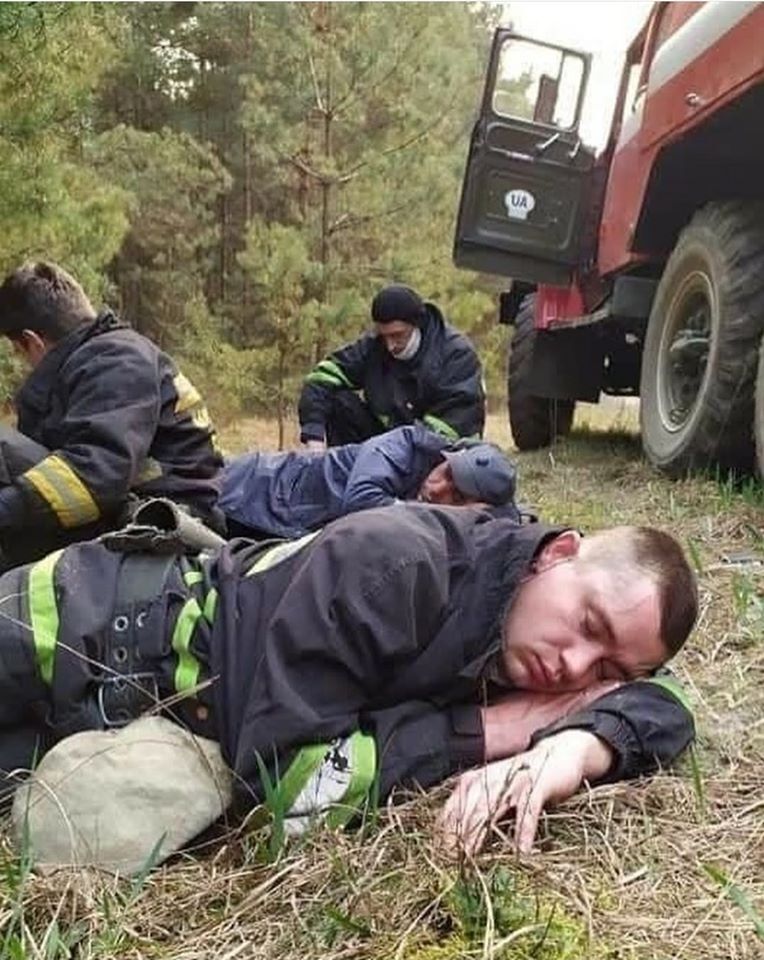 Трогательное фото пожарных из Чернобыля поразило сеть