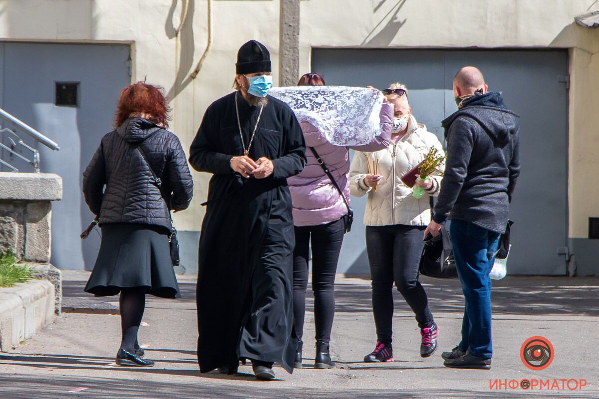 У Дніпрі всупереч карантину на Вербну неділю біля храмів збирались натовпи людей
