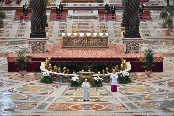 Папа Римский Франциск в пустом соборе Святого Петра