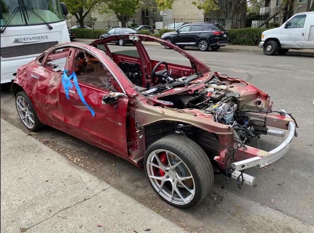 Разбитая, но живая Tesla Model 3