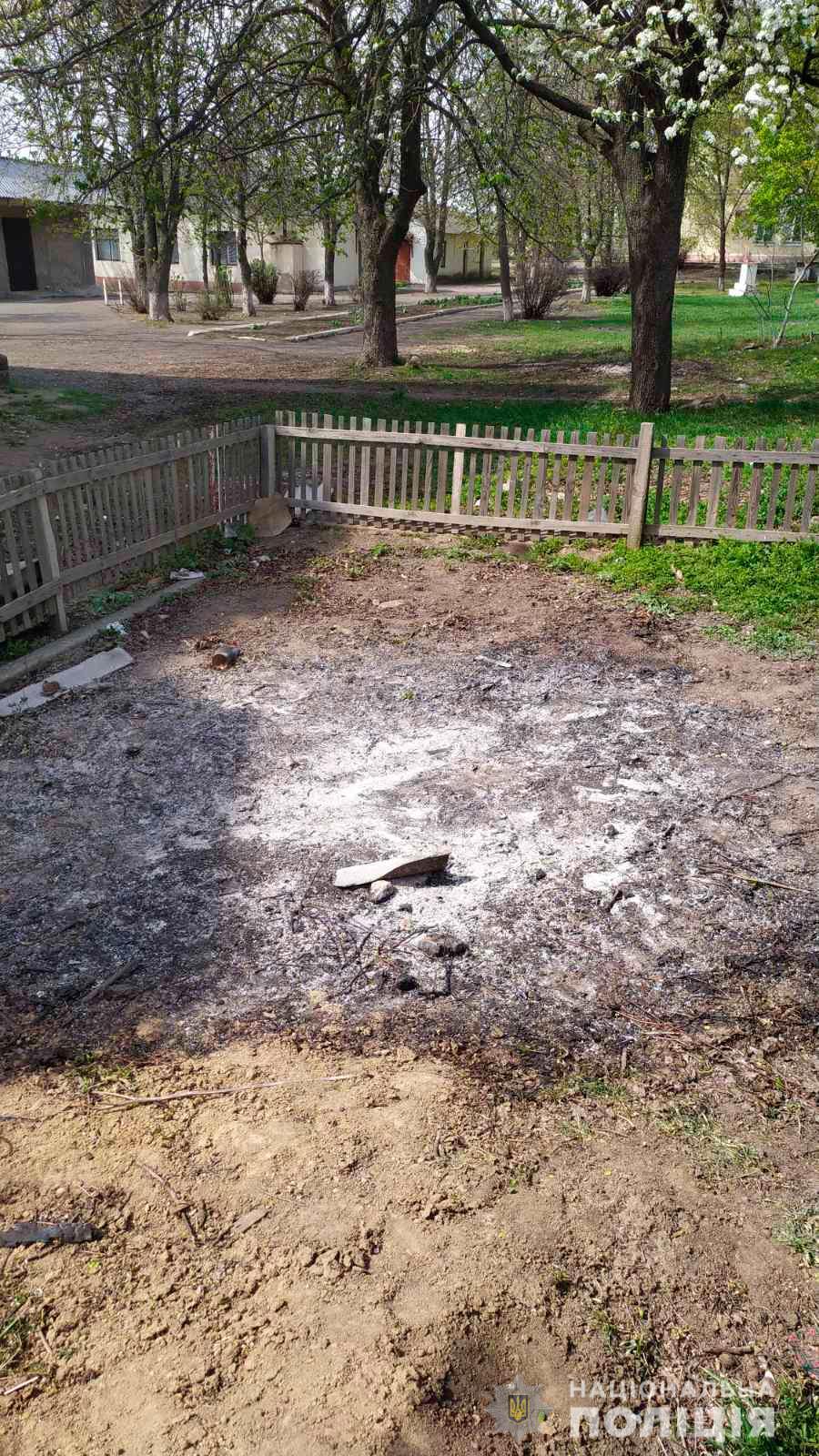На Миколаївщині чоловік спалив труп сусіда і вивіз на тачці. Фото 18+