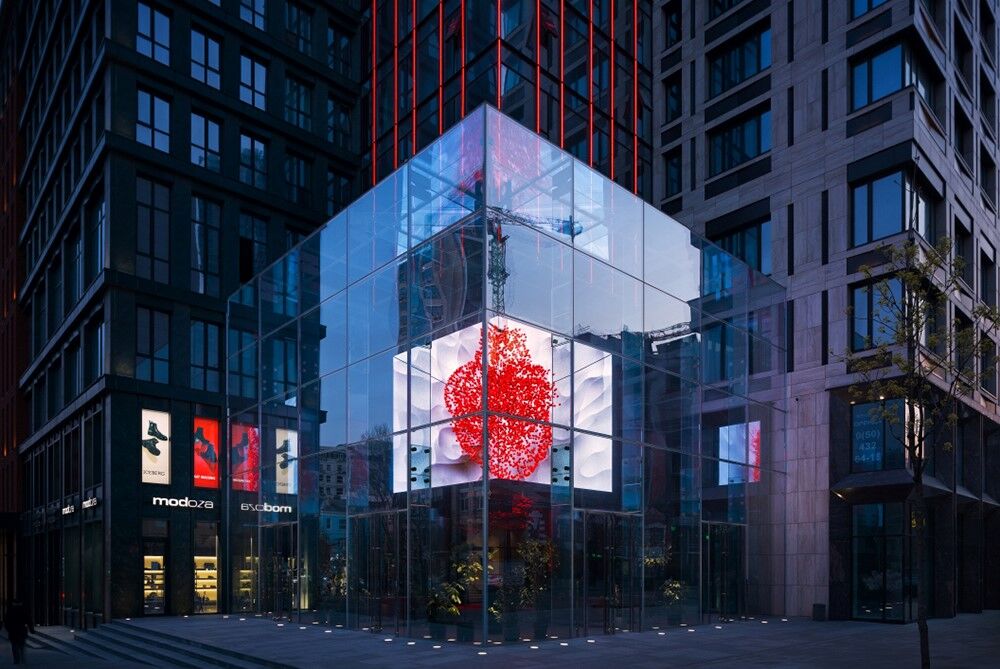 В трех городах Украины оригинально подсветили фасады домов в поддержку врачей