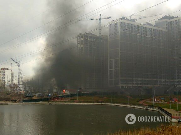 У Києві на лівому березі спалахнула масштабна пожежа з вибухом