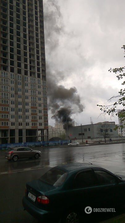 В Киеве на левом берегу вспыхнул масштабный пожар со взрывом