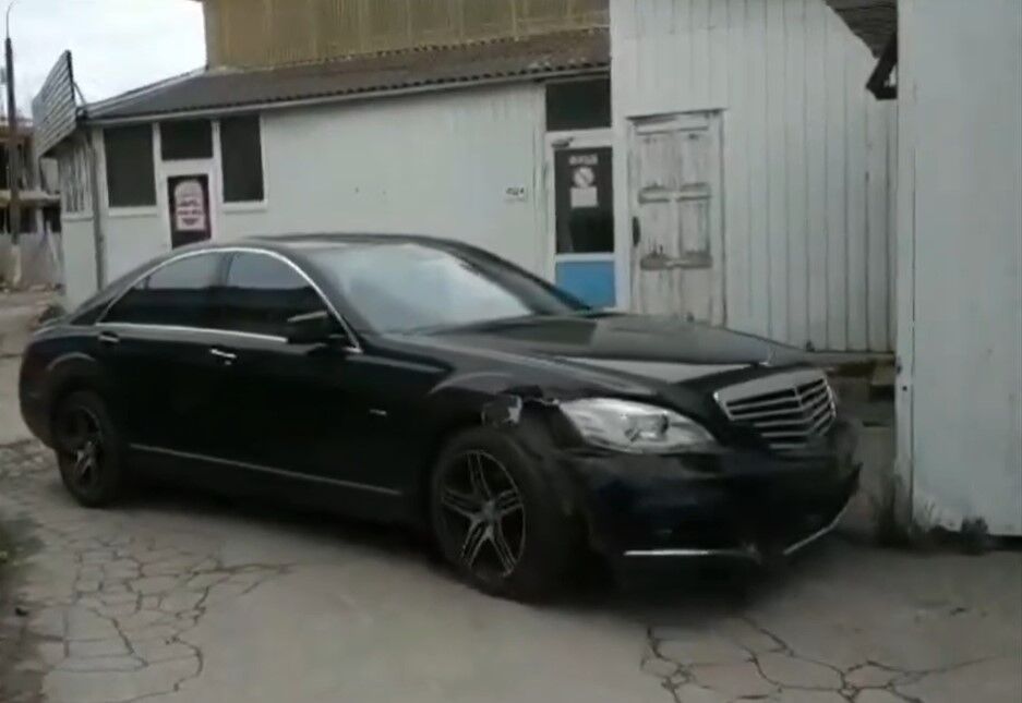 Власник ринку таранив на своєму Mercedes S-Class кіоски та паркани