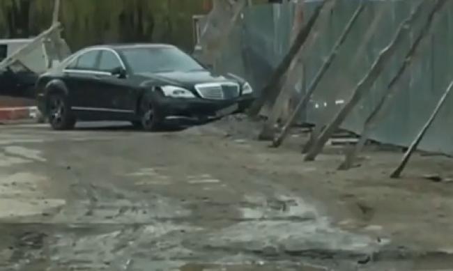 Владелец рынка таранил на своем Mercedes S-Class киоски и заборы