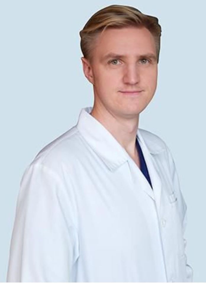 Лікар Андрій Атрощенко