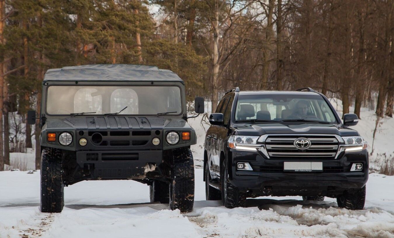 Військовий Toyota Mega Cruiser в порівнянні з Land Cruiser 200