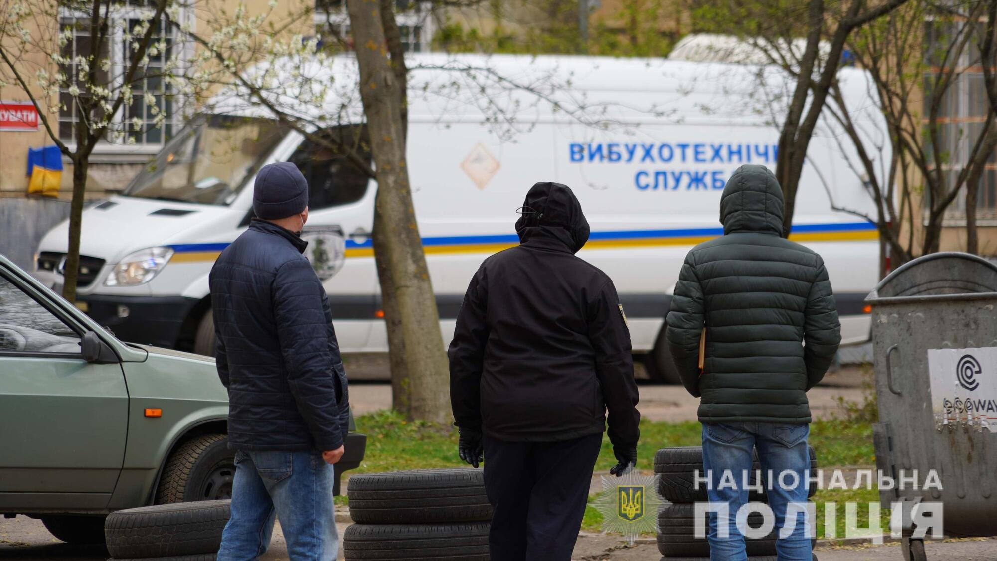 Смертельный взрыв возле больницы Львова: первые фото с места ЧП