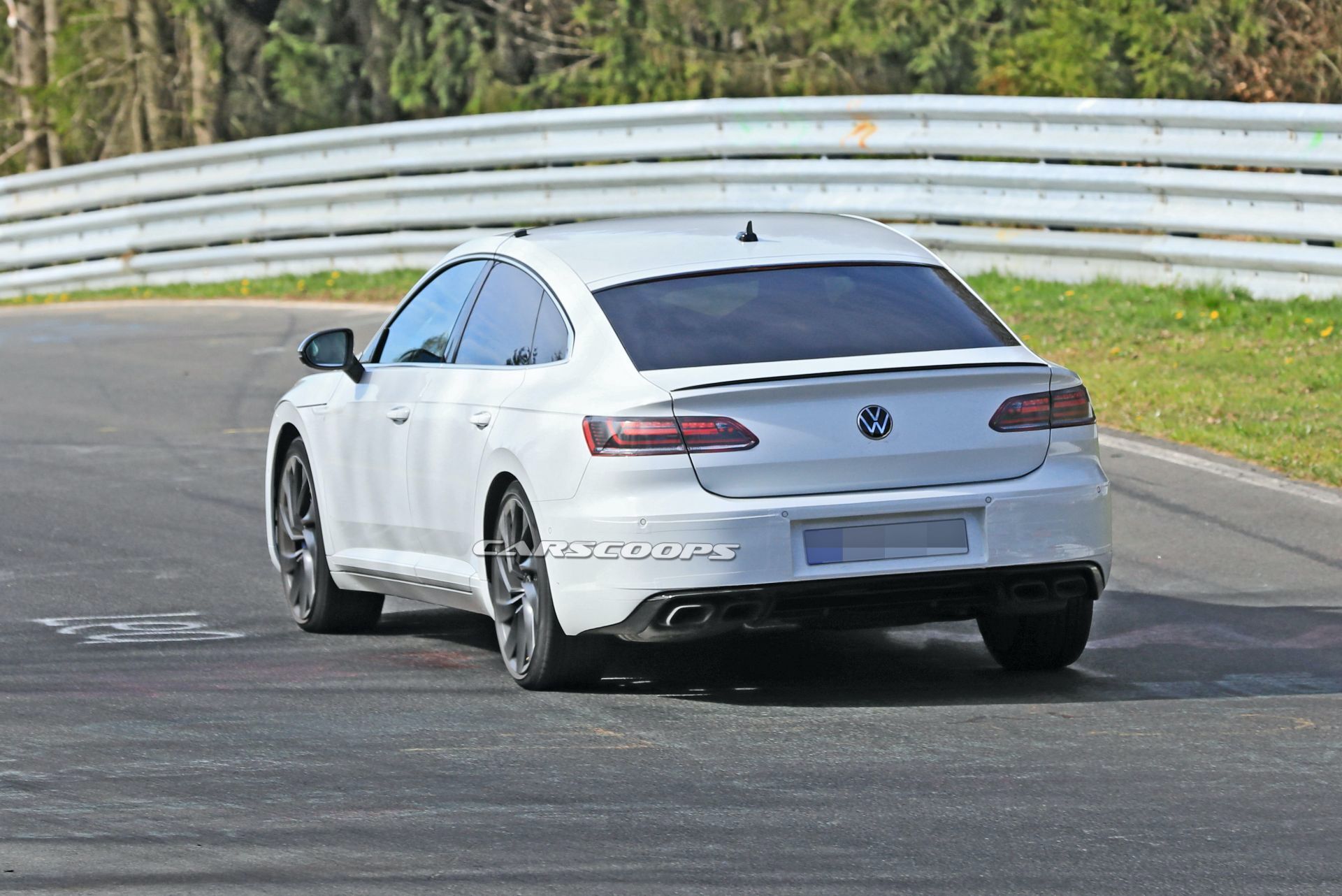 2021 VW Arteon R на тестах на Нюрбургринзі